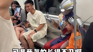 奥特曼地铁上和相信光的小朋友合影！
