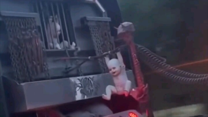 Món đồ treo trên chiếc xe này hơi đáng sợ 😱