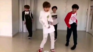 رقص شياو ليلي وأصدقاؤه معًا على أنغام أغنية "الأخت جميلة جدًا" [نيشيمورا لي]