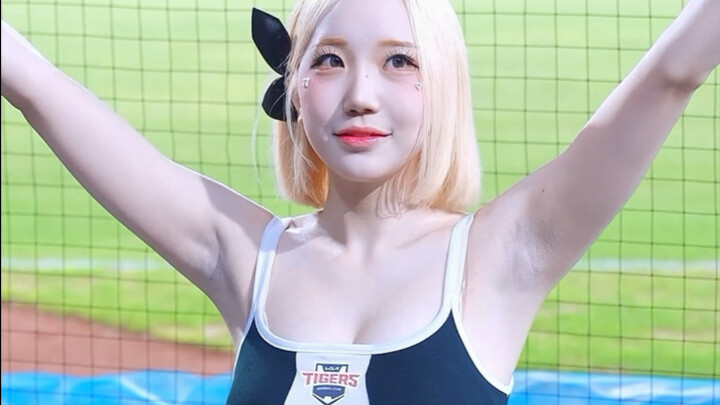 Vẫn là cô em tóc vàng dễ thương nhất.