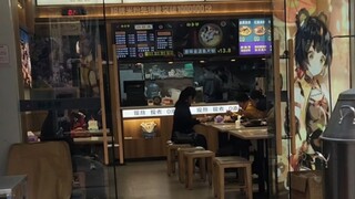 Warung mi beras dengan tingkat Genshin Impact yang agak tinggi, agak mirip Keqing nih