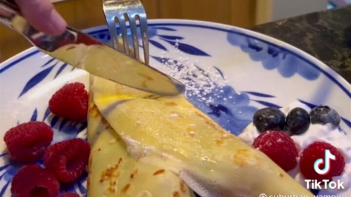 Genshin Impact Cosplay: Tartaglia Makes You Crepes