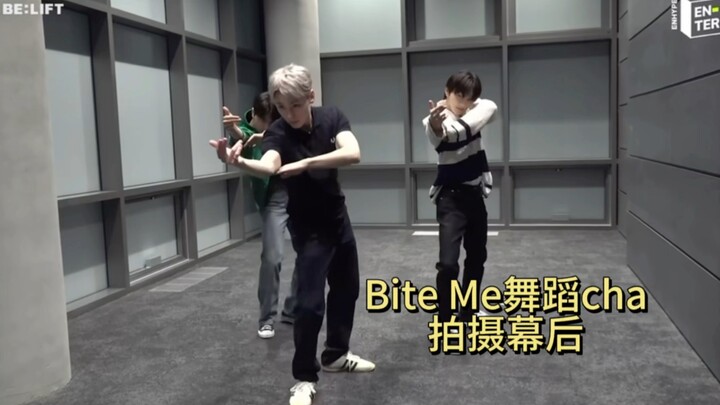 Choi Han-yul/Vernon, seorang mahasiswa, menyaksikan di balik layar adegan tari Hun Di Bite Me | Seja