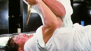 男人学习电影里的动作来对付杀手