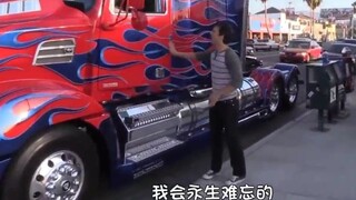 مقلب مضحك في الشارع بالخارج: رجل يُدعى أوبتيموس برايم على ديدي ويحصل على 1000% من انتباهه