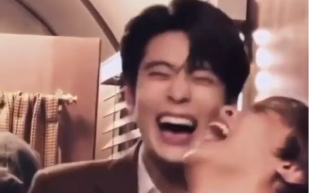 Dường như đã lâu lắm rồi chúng ta mới thấy Jaehyun cười lớn trước ống kính như vậy.