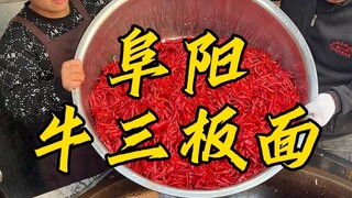 Niu Niu, koki cilik dari Fuyang, bisa melempar mi di usia 3 tahun dan menumis di usia 6 tahun. Ia ti