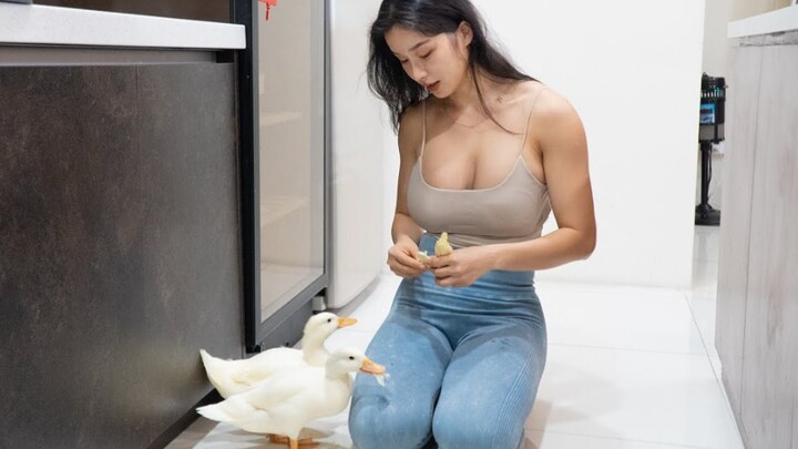 สาวเล่นเวทอยู่ร่วมกับเป็ดสองตัว