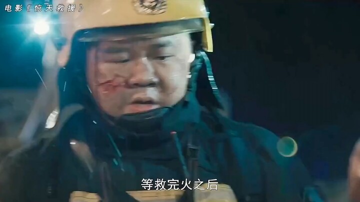 “ลูกชายเป็นนักดับเพลิง ได้เสียสละชีวิตขณะปฏิบัติหน้าที่ดับเพลิง เพื่อนร่วมงานของเขาต่างพากันมาที่บ้า