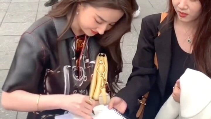 “Some mutual efforts” (Yi Fei signing autographs for fans in Paris)