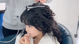 Akhirnya dia mendapatkan rambut keriting wol yang sudah lama ditunggu-tunggu~ Sekarang dia punya kep