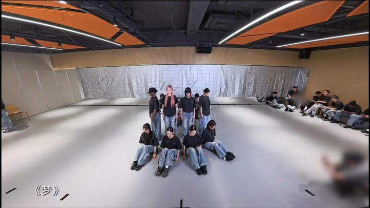 เวอร์ชันซ้อมรวมห้องฝึกซ้อมของเพลง “ความฝัน” จากคอนเสิร์ตท็อปชิงเต่า! ในเมื่อเพลงนี้มีข้อถกเถียงมากขน