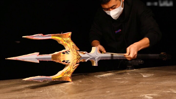 It took a month to apply 400 gold foils to the wood carving to perfectly restore the golden texture 