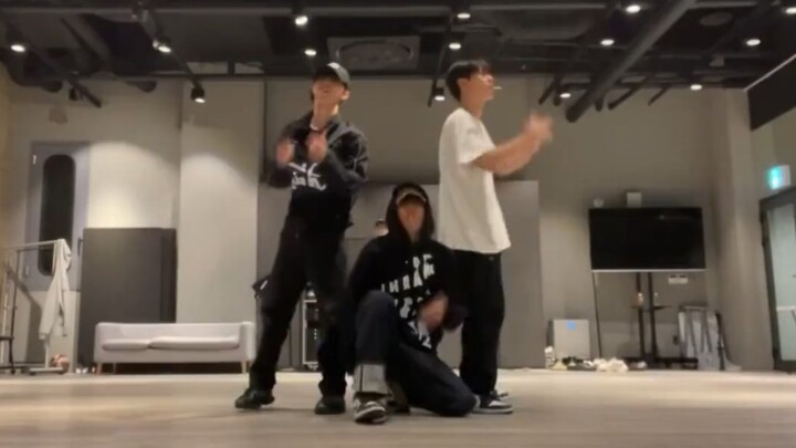 【THE BOYZ】رقصة No Diggity في استوديو التدريب بث مباشر وأكل حلوى العصا. الإصدار 221227 البث المباشر