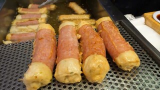 Món ăn đường phố Hàn Quốc ông chủ làm rất nhanh nhẹn và điêu luyện