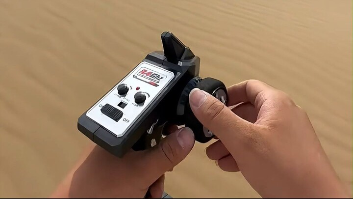 RC car Speeding on the sand, the tires are almost smoking！