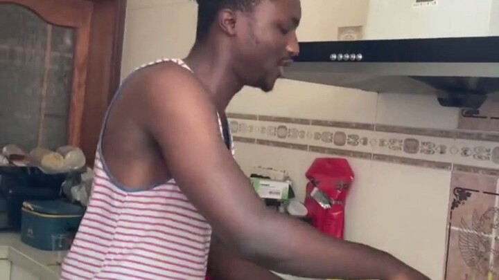 ชาวต่างชาติที่ติดเชื้อเพลงซานเกอ หนุ่มฝรั่งทำกับข้าวไปร้องเพลงซานเกอไป ชาวเน็ตบอก: เพลงซานเกอกำลังกล