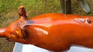 The crispy roasted whole pig on Bali Island is so delicious that it makes a "crunch" sound with ever