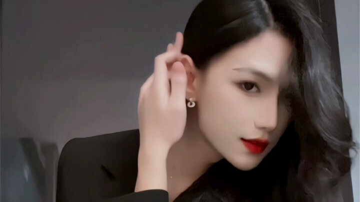 Tôi là đàn ông mà! Cuối cùng thì cũng biết tại sao lại bảo tôi đi tất đen rồi!!?