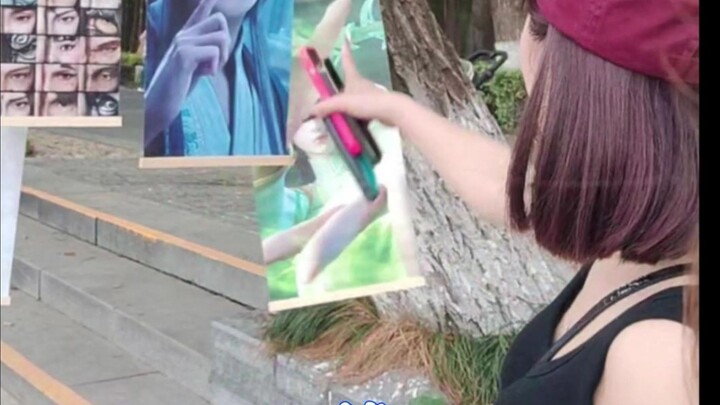 Seorang gadis yang lewat tertarik dengan penampilan Han Li dan bertanya dengan rasa ingin tahu: Siap