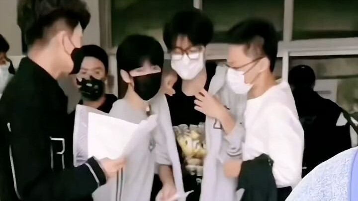 ขำจนหายใจไม่ทัน! วันนี้เหอกุ้ยหลินหลังเจาะเลือดเสร็จก็พากันโอบอุ้มพยุงเพื่อนร่วมห้องสูงเมตรเก้า ตลกม