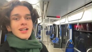 اكتشفت أنني وحيد في مترو الأنفاق، وكانت أول كلمة صرخت بها هي "براز" ههههههه