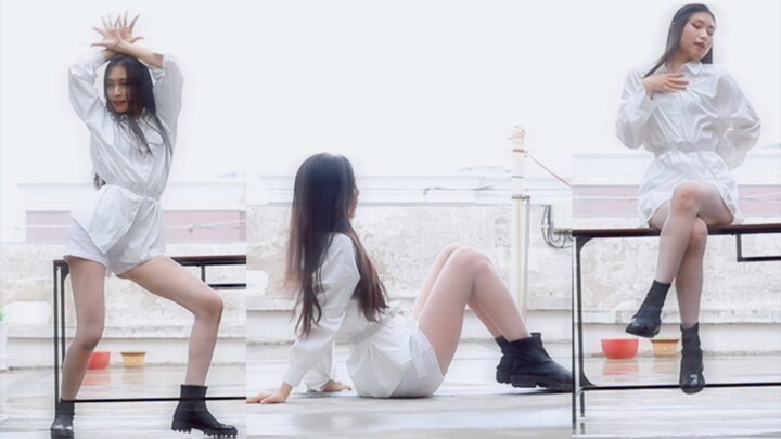 [Wen] Gashina with a torn fishnet stocking, getting soaked in the rain