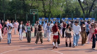Adegan latihan militer seperti apa - Tarian acak Universitas Peking seperti JENNIE
