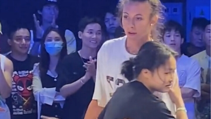 Henan’s unstoppable street-dance girl slays it with flawless moves that flow like water—plus, she ev