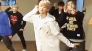 【Xu Minghao】انقر هنا للحصول على زلابية صغيرة يمكنها أن ترقص رقصة فرقة فتيات