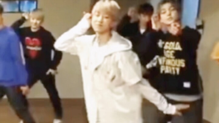 【Xu Minghao】انقر هنا للحصول على زلابية صغيرة يمكنها أن ترقص رقصة فرقة فتيات