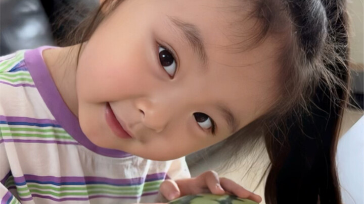 الطفل اللطيف يساعد أمه في اختيار البطيخ، ولم يتوقع أن كل اختيار يصيب الهدف تمامًا!