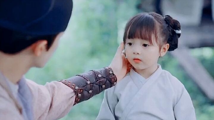 Yuanniang is simply a bird egg chosen by heaven, lost in the way Aye gazes at her.