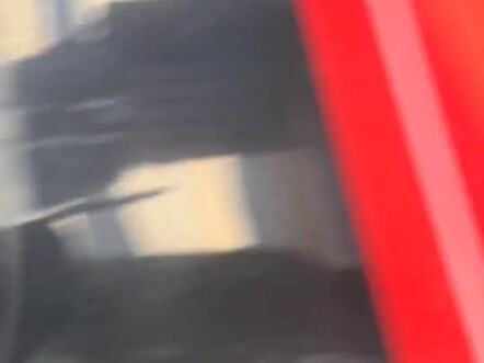 A child fell onto the tracks while riding a high-speed train, hanging by a thread! Netizens ask: Why