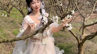 Little Li Hua has become a spirit! Perverted! I'm a fox spirit!