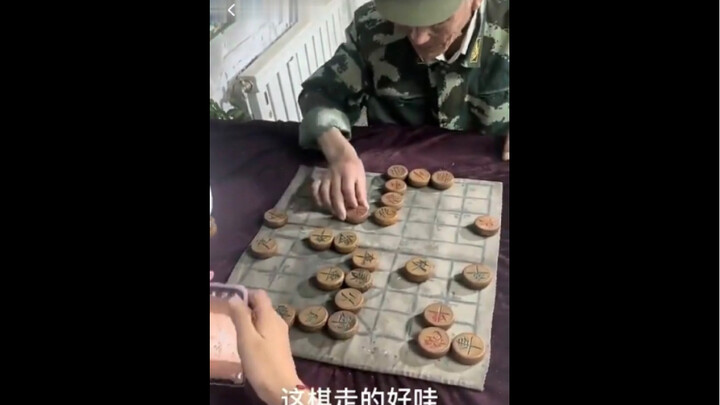 老爷爷：你要这么下，我可躺下了