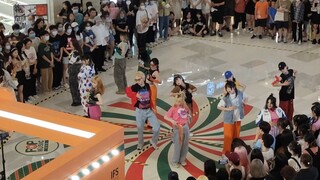 عند مروري بمركز تشونغتشينغ المالي، صادف أن رأيت معجبي فرقة Seventeen يؤدون مزيجًا من الرقص والغناء!
