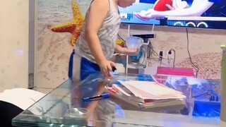 داخل التلفاز، قلب فان تشن دونغ الطاولة وتأهل إلى الدور نصف النهائي؛ خارج التلفاز، دعوات مباشرة وتراك