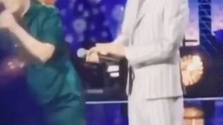 [Xiao Zhan×Cổ điển Chant và Spread] Hát acapella trực tiếp "Yêu em tương đương với việc yêu trong cô