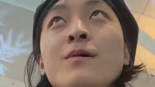 That's right! That man bought 50 boxes of Gundam models from Japan and brought them back to China