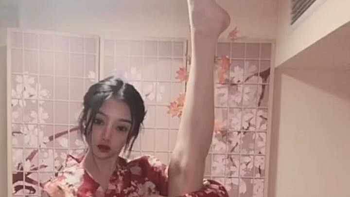 Why does "strawberry" have four characters in Cantonese?