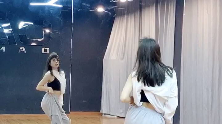 Li Zixuan dances with the "V" sign.