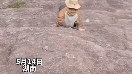 Hunan: Sungguh tak berdaya! Gadis muda ini memasang ponselnya dengan tidak benar, hanya bisa terceng