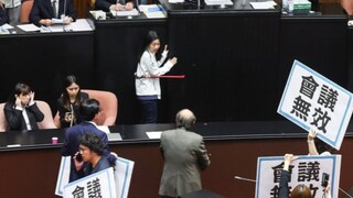 เค่อเจี้ยนหมิง หัวหน้าพรรคประชาธิปไตยก้าวหน้า อาละวาดในสภาลูกขุน ทุบทำลายข้าวของ และใช้ไม้เท้าตีชิ้น