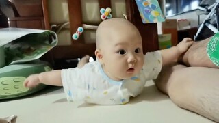 أريد فقط أن أرى طفلاً خائفًا جدًا لدرجة أنه يكاد يطير بعيدًا، هاهاها!