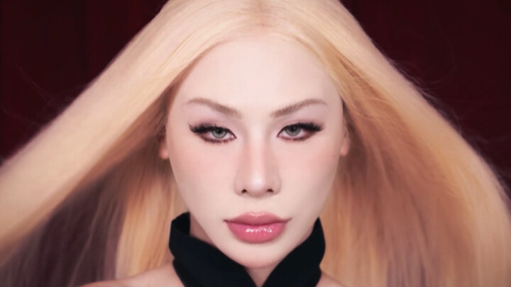 ดูเหมือนน้องใหม่ที่เพิ่งเดบิวต์เลย! บล็อกเกอร์ผิวดำท้าทายลูกสาวเศรษฐีรัสเซียผิวขาว แสดงละครสั้นสุดเข