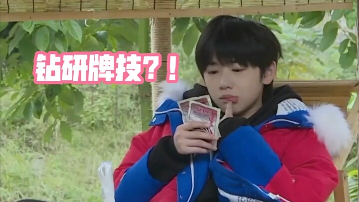 [Song Yaxuan] You think Yaya is studying card skills? Nope, nope, nope!