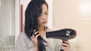 六点半：电吹风坏了女孩用吸油烟机吹头发，结果让她后悔不已！