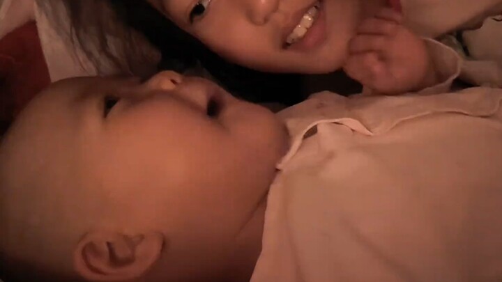 Đại Bảo tràn đầy tình yêu dành cho Nhị Bảo, không giống như chị gái, ai cũng giống mẹ hết rồi!