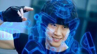 "Quả thực là bộ giáp nhân tạo mạnh mẽ nhất, biểu cảm của nó thật siêu mẫu!"
